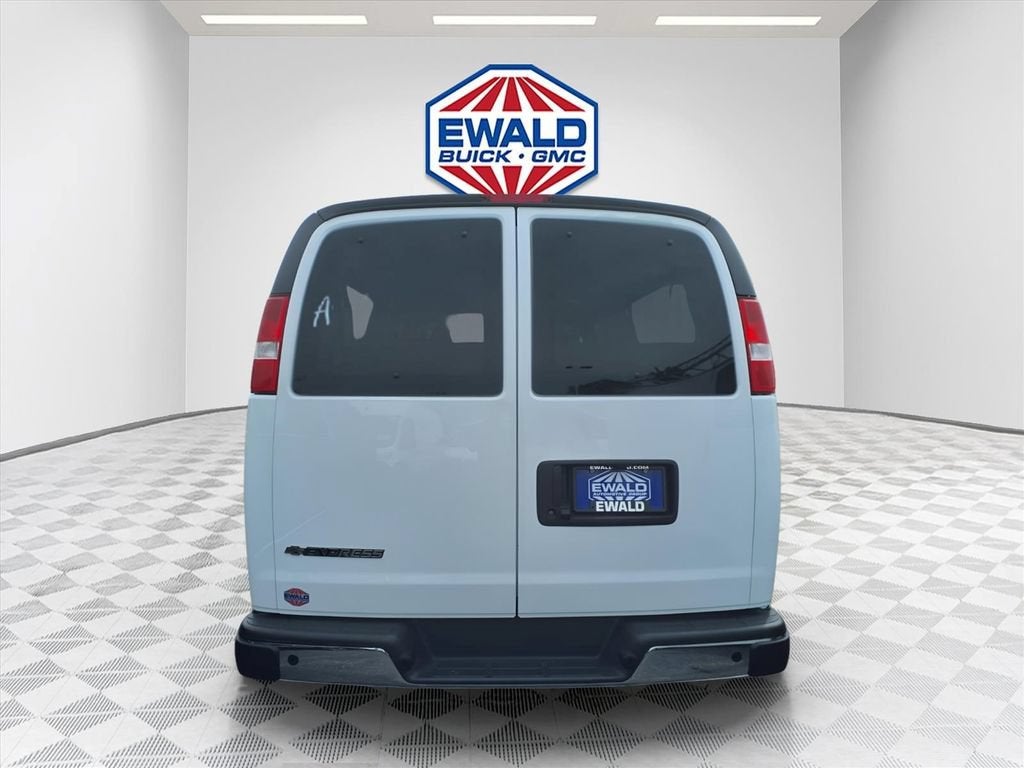 2024 Chevrolet Express Passenger 3500 1LT